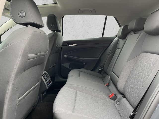 Golf VIII 1.5 eTSI DSG Navi, AHK, Dach, Sthzg, K